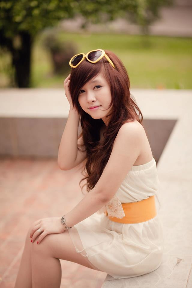 Làn da sáng mịn, gương mặt rõ nét, bởi vậy chỉ cần một chút son lòng trong cho đôi môi thêm hồng đã đủ khiến cho vẻ đẹp tự nhiên được tỏa sáng. Làn da sáng mịn, gương mặt rõ nét, bởi vậy chỉ cần một chút son lòng trong cho đôi môi thêm hồng đã đủ khiến cho vẻ đẹp tự nhiên được tỏa sáng.