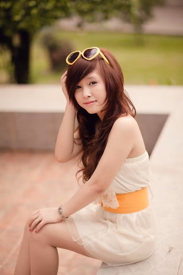 Làn da sáng mịn, gương mặt rõ nét, bởi vậy chỉ cần một chút son lòng trong cho đôi môi thêm hồng đã đủ khiến cho vẻ đẹp tự nhiên được tỏa sáng. Làn da sáng mịn, gương mặt rõ nét, bởi vậy chỉ cần một chút son lòng trong cho đôi môi thêm hồng đã đủ khiến cho vẻ đẹp tự nhiên được tỏa sáng.