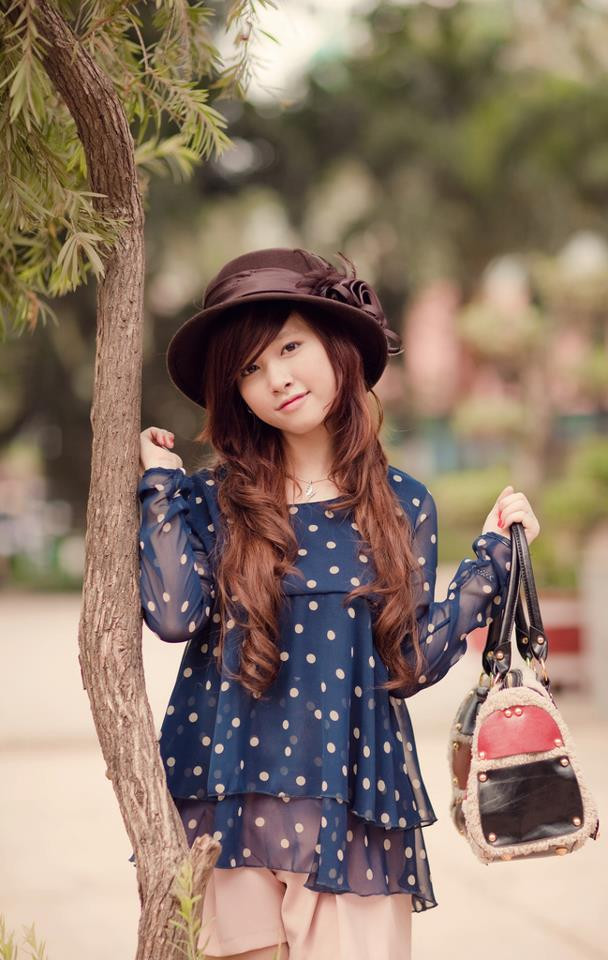Chiếc áo sơ mi chấm bi voan mỏng kết hợp với quần sooc, mũ rộng vành, túi xách tạo phong cách mềm mại, nữ tính cho cô nàng Pill Lady. Chiếc áo sơ mi chấm bi voan mỏng kết hợp với quần sooc, mũ rộng vành, túi xách tạo phong cách mềm mại, nữ tính cho cô nàng Pill Lady.