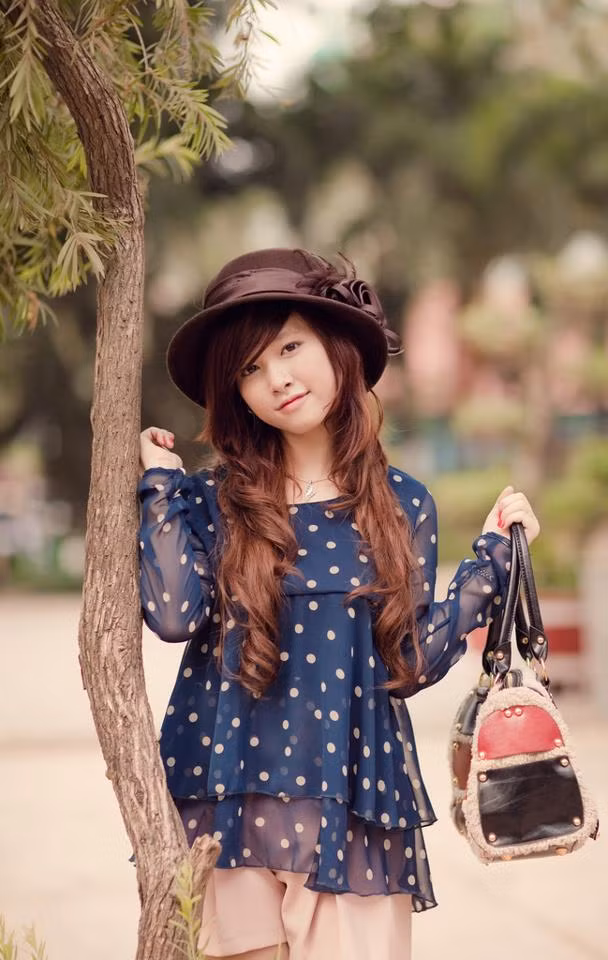 Chiếc áo sơ mi chấm bi voan mỏng kết hợp với quần sooc, mũ rộng vành, túi xách tạo phong cách mềm mại, nữ tính cho cô nàng Pill Lady. Chiếc áo sơ mi chấm bi voan mỏng kết hợp với quần sooc, mũ rộng vành, túi xách tạo phong cách mềm mại, nữ tính cho cô nàng Pill Lady.