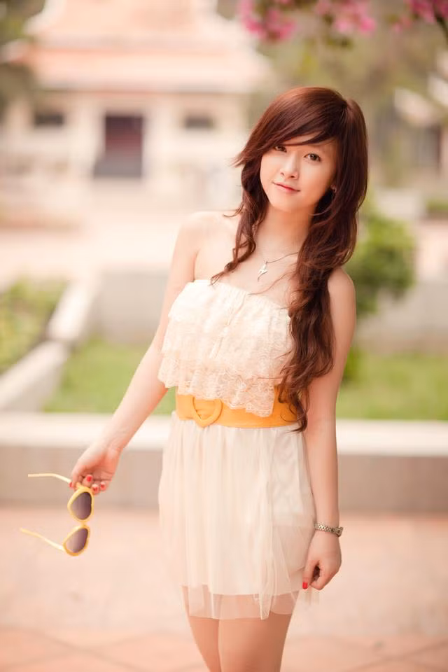 Với chiếc váy quây trần vai, phía trước được thiết kế lớp đăng ten và tạo điểm nhấn ở chiếc thắt lưng bản to màu vàng, teen girl toát lên vẻ đẹp của một thiếu nữ đang độ tuổi xuân thì. Đôi môi như muốn mỉm cười nhưng lại e lệ khép lại giúp cô thêm phần duyên dáng. Với chiếc váy quây trần vai, phía trước được thiết kế lớp đăng ten và tạo điểm nhấn ở chiếc thắt lưng bản to màu vàng, teen girl toát lên vẻ đẹp của một thiếu nữ đang độ tuổi xuân thì. Đôi môi như muốn mỉm cười nhưng lại e lệ khép lại giúp cô thêm phần duyên dáng.