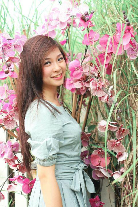 Sở hữu dáng người thanh cao và mái tóc dài chấm lưng, Lê Vân Anh thực sự duyên dáng và hiền thục trong chiếc váy búp bê màu xanh nhẹ nhàng. Sở hữu dáng người thanh cao và mái tóc dài chấm lưng, Lê Vân Anh thực sự duyên dáng và hiền thục trong chiếc váy búp bê màu xanh nhẹ nhàng.