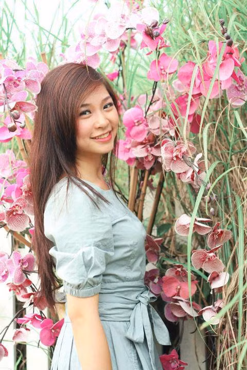Sở hữu dáng người thanh cao và mái tóc dài chấm lưng, Lê Vân Anh thực sự duyên dáng và hiền thục trong chiếc váy búp bê màu xanh nhẹ nhàng. Sở hữu dáng người thanh cao và mái tóc dài chấm lưng, Lê Vân Anh thực sự duyên dáng và hiền thục trong chiếc váy búp bê màu xanh nhẹ nhàng.