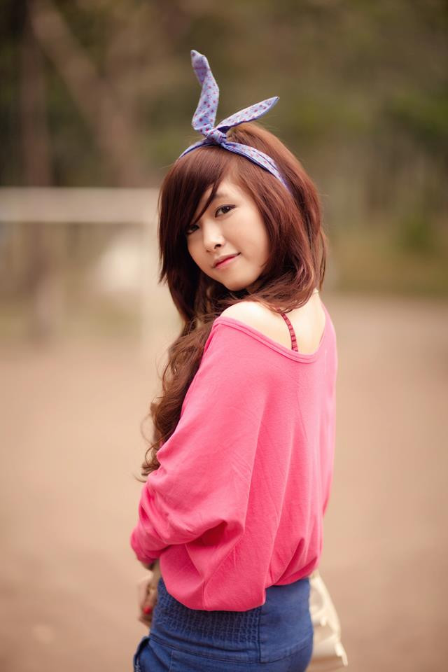 Với chiếc áo lệch vai và kiểu bờm xinh xắn, Pill Lady đúng là một hot girl dễ thương và xinh xắn được nhiều cư dân Facebook biết đến. Với chiếc áo lệch vai và kiểu bờm xinh xắn, Pill Lady đúng là một hot girl dễ thương và xinh xắn được nhiều cư dân Facebook biết đến.