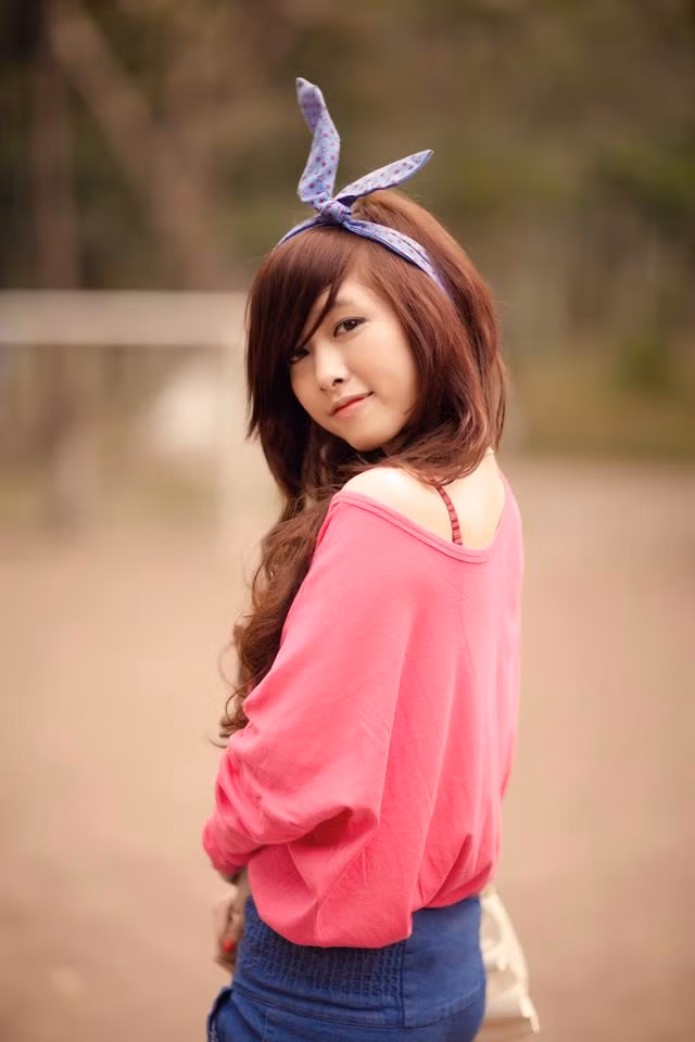 Với chiếc áo lệch vai và kiểu bờm xinh xắn, Pill Lady đúng là một hot girl dễ thương và xinh xắn được nhiều cư dân Facebook biết đến. Với chiếc áo lệch vai và kiểu bờm xinh xắn, Pill Lady đúng là một hot girl dễ thương và xinh xắn được nhiều cư dân Facebook biết đến.