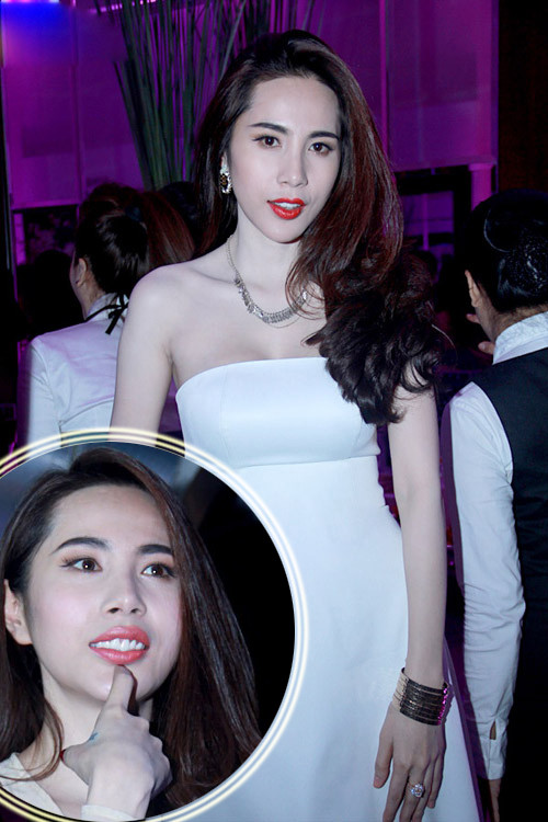 Nhưng theo thời gian, vẻ đẹp đó không còn bền vững, Thủy Tiên xuất hiện với gương mặt rất cứng, miệng thậm chí còn không thể cười tự nhiên. Nhưng theo thời gian, vẻ đẹp đó không còn bền vững, Thủy Tiên xuất hiện với gương mặt rất cứng, miệng thậm chí còn không thể cười tự nhiên.