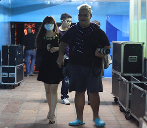 Khẩu trang trở thành phụ kiện đường phố của Yến Nhi. Khẩu trang trở thành phụ kiện đường phố của Yến Nhi.