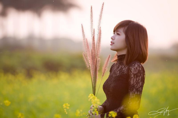 Giữa khu vườn hoa cải rực rỡ màu vàng, chiếc áo ren mỏng màu đen được chủ nhân Facebook lựa chọn trở nên nổi bật. Giữa khu vườn hoa cải rực rỡ màu vàng, chiếc áo ren mỏng màu đen được chủ nhân Facebook lựa chọn trở nên nổi bật.