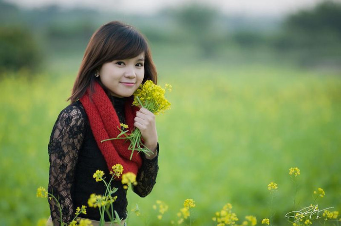 Chiếc khăn len màu đỏ không chỉ làm mới cho bức hình hoa cải mà còn làm rạng rỡ thêm cho gương mặt xinh xắn của cô nàng sinh năm 90 này. Chiếc khăn len màu đỏ không chỉ làm mới cho bức hình hoa cải mà còn làm rạng rỡ thêm cho gương mặt xinh xắn của cô nàng sinh năm 90 này.