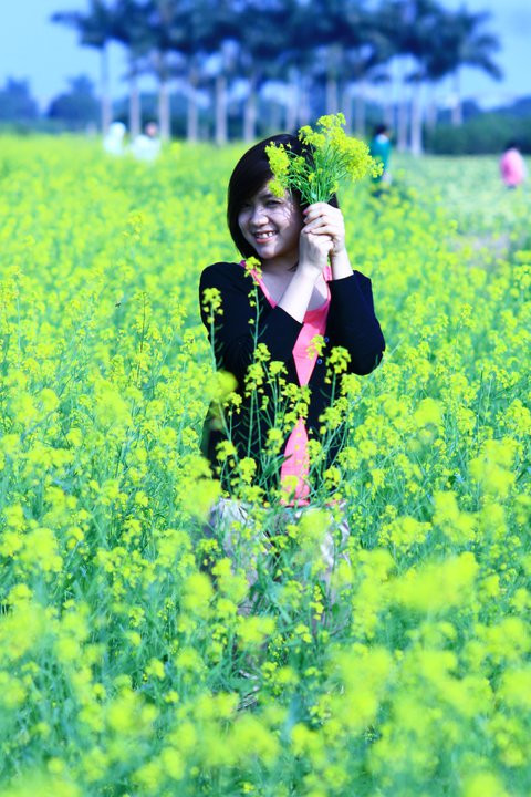 Dưới ánh nắng mặt trời, những tông càng tăng thêm sự nổi bật cho cô nàng tóc tém trên Facebook này. Nụ cười răng khểnh giúp Thảo Cáo thêm quyến rũ hơn. Dưới ánh nắng mặt trời, những tông càng tăng thêm sự nổi bật cho cô nàng tóc tém trên Facebook này. Nụ cười răng khểnh giúp Thảo Cáo thêm quyến rũ hơn.