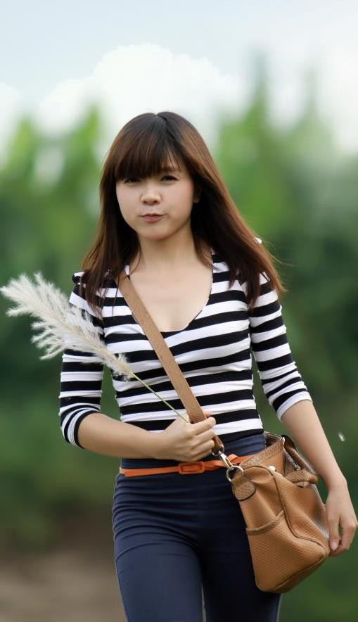 Áo phông sọc ngang đen trắng kết hợp với quần kaki lưng cao tạo phong cách năng động cho cô nàng Thảo Cáo. Áo phông sọc ngang đen trắng kết hợp với quần kaki lưng cao tạo phong cách năng động cho cô nàng Thảo Cáo.