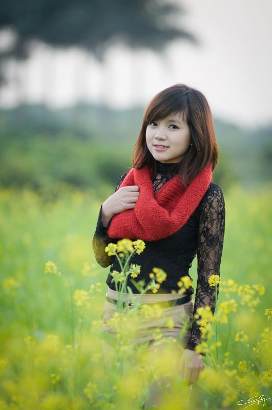 Nhẹ nhàng trong phong cách, tinh tế trong việc lựa chọn phụ kiện đi cùng, chính điều này càng giúp cho cô nàng thêm phần duyên dáng trong màu nắng hoa cải. Nhẹ nhàng trong phong cách, tinh tế trong việc lựa chọn phụ kiện đi cùng, chính điều này càng giúp cho cô nàng thêm phần duyên dáng trong màu nắng hoa cải.