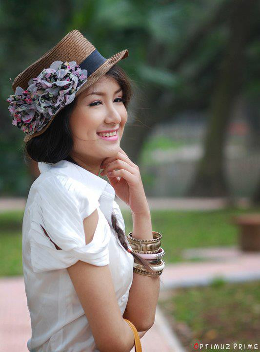 Kết hợp với chiếc mũ nan rộng điệu đà tạo thêm sức hút cho người con gái vừa tròn 20 tuổi. Với đôi mắt bồ câu, nụ cười có duyên và chiếc má lúm đồng tiền teen girl Hồng Trần luôn là cô gái nhận được nhiều "like" nhất trên Facebook. Kết hợp với chiếc mũ nan rộng điệu đà tạo thêm sức hút cho người con gái vừa tròn 20 tuổi. Với đôi mắt bồ câu, nụ cười có duyên và chiếc má lúm đồng tiền teen girl Hồng Trần luôn là cô gái nhận được nhiều "like" nhất trên Facebook.