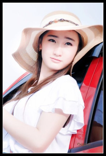 Dưới chiếc mũ rộng vành cho thấy từng đường nét dễ thương của một teen girl sinh năm 1992. Chỉ với một chút make up cho đôi mắt, làn môi, Thu Trang khiến cho nhiều người phải nức lòng vì vẻ đẹp tự nhiên này. Dưới chiếc mũ rộng vành cho thấy từng đường nét dễ thương của một teen girl sinh năm 1992. Chỉ với một chút make up cho đôi mắt, làn môi, Thu Trang khiến cho nhiều người phải nức lòng vì vẻ đẹp tự nhiên này.