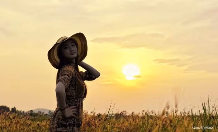 Dưới ánh nắng hoàng hôn phản chiếu lên gương mặt vẻ mộc mạc, trữ tình. Dưới ánh nắng hoàng hôn phản chiếu lên gương mặt vẻ mộc mạc, trữ tình.