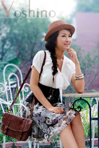 Sự kết hợp váy hoa và áo sơ mi, cùng những phụ kiện như túi xách, mũ nan điệu, vòng tay to bản và kiểu tóc tết lệch tạo nên hình ảnh chín chắn và trưởng thành cho chủ nhân Facebook Hồng Trần. Sự kết hợp váy hoa và áo sơ mi, cùng những phụ kiện như túi xách, mũ nan điệu, vòng tay to bản và kiểu tóc tết lệch tạo nên hình ảnh chín chắn và trưởng thành cho chủ nhân Facebook Hồng Trần.