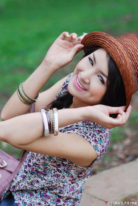 Hồng Trần là tên Facebook của hot girl nổi tiếng không chỉ về sắc đẹp mà cả trong học tập, hoạt động ngoại khóa của trường Đại học Kinh tế quốc dân. Những bức hình của cô được đăng tải trên Facebook được chụp lại với những lát cắt ấn tượng và duyên dáng. Hồng Trần là tên Facebook của hot girl nổi tiếng không chỉ về sắc đẹp mà cả trong học tập, hoạt động ngoại khóa của trường Đại học Kinh tế quốc dân. Những bức hình của cô được đăng tải trên Facebook được chụp lại với những lát cắt ấn tượng và duyên dáng.