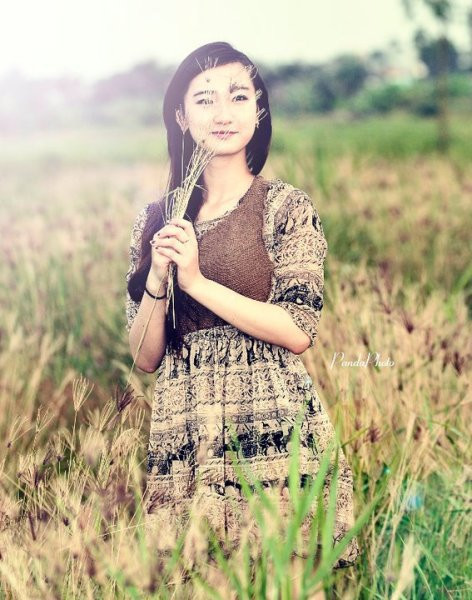 Giữa khung cách thiên nhiên cỏ dại càng tôn lên bức chân dung của một teen girl Thu Trang hồn nhiên và mơ mộng. Giữa khung cách thiên nhiên cỏ dại càng tôn lên bức chân dung của một teen girl Thu Trang hồn nhiên và mơ mộng.