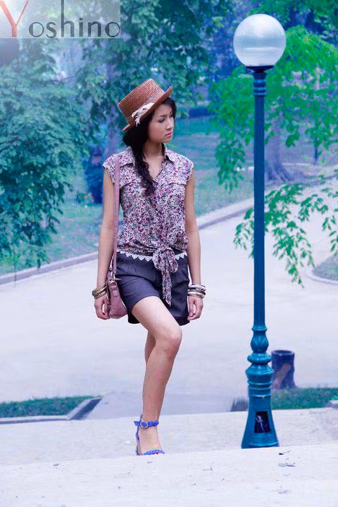 Sở hữu một vóc dáng của một người mẫu teen, Hồng Trần được bạn bè đánh giá là một cô gái có gu ăn mặc thời trang. Chiếc áo sơ mi điệu đà với nút thắt ở gấu kết hợp với quần sooc ngắn tạo nên phong cách trẻ trung, năng động nhưng không kém phần nữ tính cho cô nàng 9x. Sở hữu một vóc dáng của một người mẫu teen, Hồng Trần được bạn bè đánh giá là một cô gái có gu ăn mặc thời trang. Chiếc áo sơ mi điệu đà với nút thắt ở gấu kết hợp với quần sooc ngắn tạo nên phong cách trẻ trung, năng động nhưng không kém phần nữ tính cho cô nàng 9x.