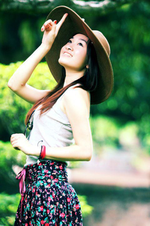 Dáng người thanh mảnh, gương mặt tươi xinh, rạng rỡ là ưu điểm đầu tiên của chủ nhân Facebook Trần Khánh Huyền. Với sở thích chụp hình và được chụp hình, cô nàng sinh năm 90 này luôn biết cách tạo dáng trước ống kính máy ảnh. Chỉ với một vài kết hợp áo váy và mũ, cô nàng đã thể hiện nét đẹp duyên dáng, điệu đà của một thiếu nữ tuổi đôi mươi. Dáng người thanh mảnh, gương mặt tươi xinh, rạng rỡ là ưu điểm đầu tiên của chủ nhân Facebook Trần Khánh Huyền. Với sở thích chụp hình và được chụp hình, cô nàng sinh năm 90 này luôn biết cách tạo dáng trước ống kính máy ảnh. Chỉ với một vài kết hợp áo váy và mũ, cô nàng đã thể hiện nét đẹp duyên dáng, điệu đà của một thiếu nữ tuổi đôi mươi.