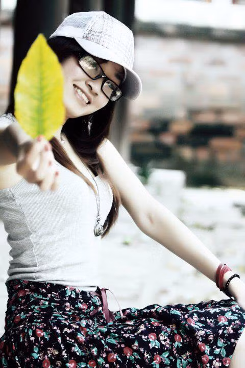 Thay một vài phụ kiện như mũ lưỡi trai và kính, cô nàng Khánh Huyền lại mang đến một vẻ đẹp khác, vẫn là phong cách tươi trẻ nhưng ẩn chứa vẻ thông minh, sắc sảo và đầy cá tính. Thay một vài phụ kiện như mũ lưỡi trai và kính, cô nàng Khánh Huyền lại mang đến một vẻ đẹp khác, vẫn là phong cách tươi trẻ nhưng ẩn chứa vẻ thông minh, sắc sảo và đầy cá tính.