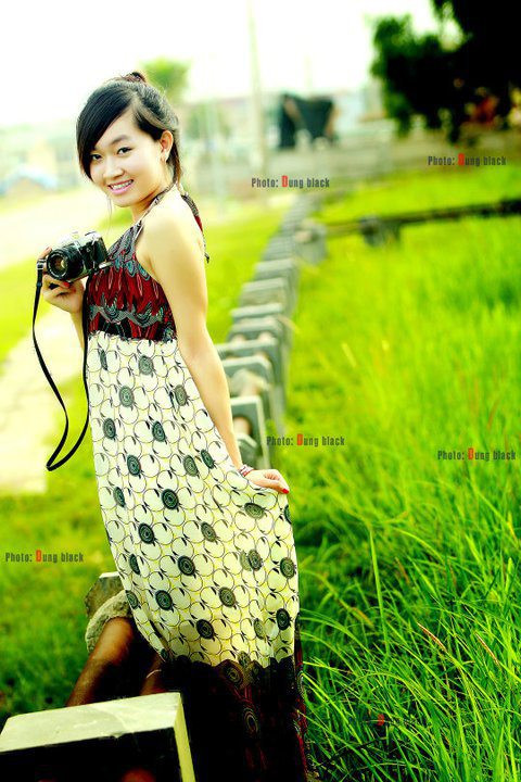 Những buổi chụp hình hoa cỏ, một chiếc váy dễ thương, gợi cảm một chút sẽ giúp cô nàng nổi bật hơn trên phông nền màu xanh. Những buổi chụp hình hoa cỏ, một chiếc váy dễ thương, gợi cảm một chút sẽ giúp cô nàng nổi bật hơn trên phông nền màu xanh.