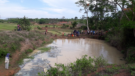 Giờ ra chơi học sinh rủ nhau đi bắt cá khiến 2 em tử vong (ảnh của Báo Công lý)