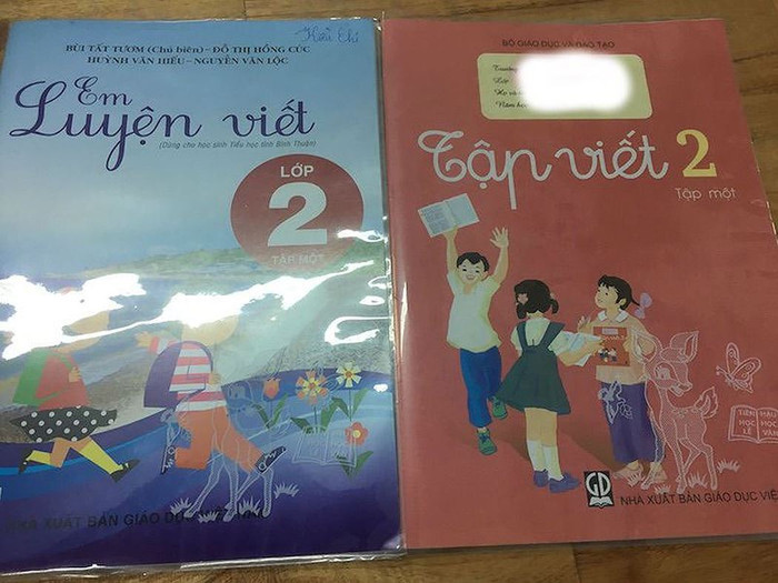 Vở "Em luyện viết" của tỉnh chẳng khác gì cuốn vở Tập viết học theo chương trình của Bộ Giáo dục và Đào tạo (Ảnh tác giả)