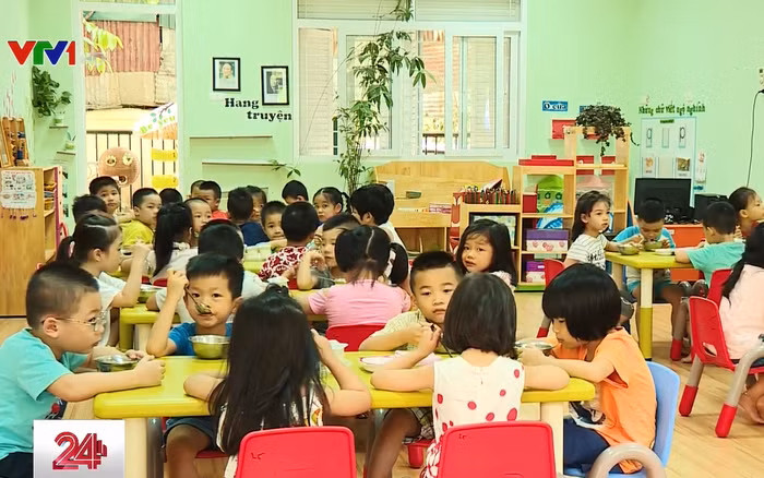 Bữa ăn bán trú cần minh bạch giữa nhà trường và phụ huynh (Ảnh minh họa VTV) Bữa ăn bán trú cần minh bạch giữa nhà trường và phụ huynh (Ảnh minh họa VTV)