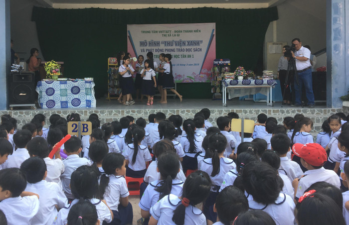 Học sinh Trường Tiểu học Tân An 1 thị xã La Gi trong chương trình "Mô hình thư viện xanh và phát động đọc sách" (Ảnh tác giả)