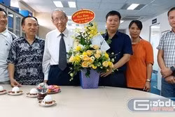 Chủ tịch Hiệp hội các trường đại học, cao đẳng Việt Nam, Giáo sư Trần Hồng Quân (thứ 3 từ trái sang) tới thăm Báo điện tử Giáo dục Việt Nam nhân dịp 21/6 năm 2017. Ảnh TL