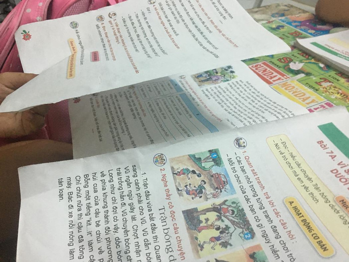 Những cuốn sách giáo khoa VNEN học mới vài tuần đã bong tróc từng tờ thế này (Ảnh tác giả). Những cuốn sách giáo khoa VNEN học mới vài tuần đã bong tróc từng tờ thế này (Ảnh tác giả).