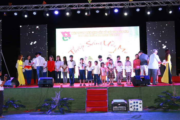 50 suất học bổng được tiếp sức đến trường (Ảnh tác giả) 50 suất học bổng được tiếp sức đến trường (Ảnh tác giả)