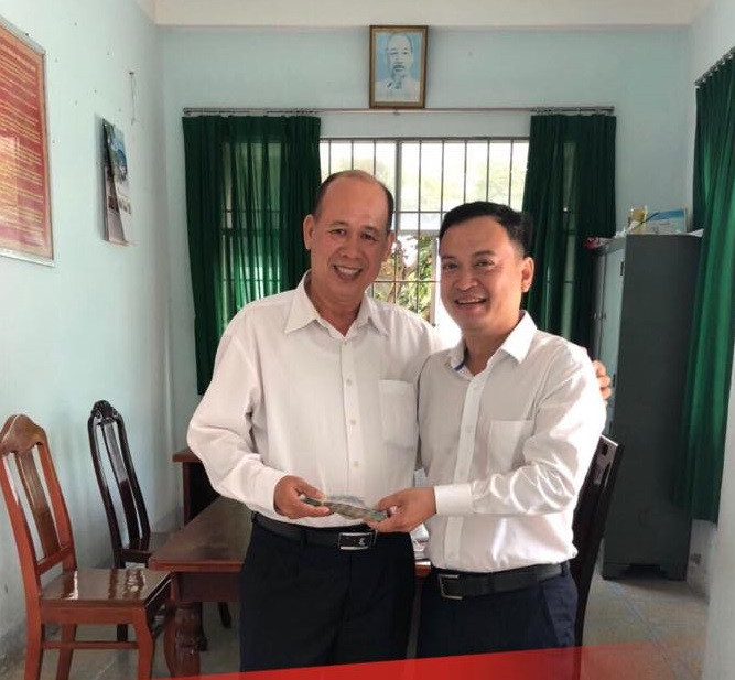 Thầy Hiệu trưởng Mai Trọng Khôi (người đứng bên trái) đang trao lại 60 triệu đồng cho anh Thuận (Ảnh CTV) Thầy Hiệu trưởng Mai Trọng Khôi (người đứng bên trái) đang trao lại 60 triệu đồng cho anh Thuận (Ảnh CTV)
