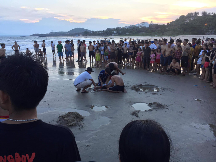 Tai nạn đuối nước xảy ra tại Phan Thiết tỉnh Bình Thuận (Ảnh Lê Huân) Tai nạn đuối nước xảy ra tại Phan Thiết tỉnh Bình Thuận (Ảnh Lê Huân)