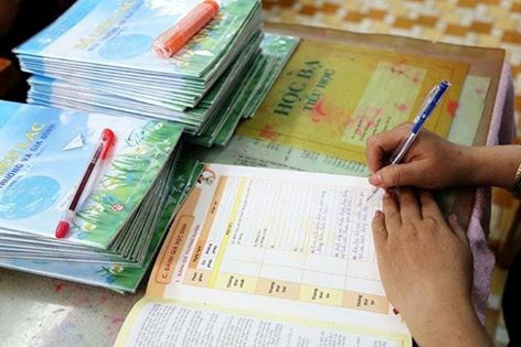 Giáo viên vẫn đang chịu áp lực hồ sơ sổ sách (Ảnh minh họa internet)