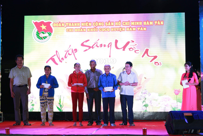 Mỗi hoàn cảnh được trao 35 triệu đồng (Ảnh tác giả) Mỗi hoàn cảnh được trao 35 triệu đồng (Ảnh tác giả)