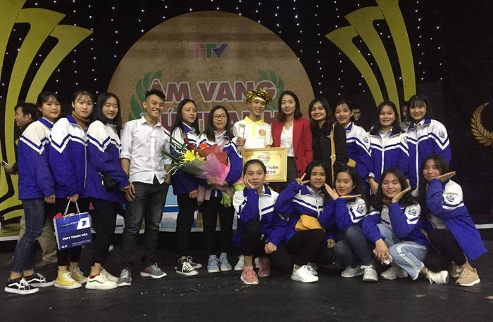 Huy và các bạn cùng lớp trong cuộc thi Âm vang xứ Thanh (Ảnh nhân vật cung cấp) Huy và các bạn cùng lớp trong cuộc thi Âm vang xứ Thanh (Ảnh nhân vật cung cấp)