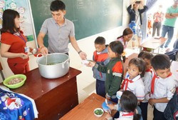 Những giáo viên cắm bản ngày ngày luôn chăm lo cho học sinh nhưng con cái của mình lại phải nhờ người thân chăm giúp. Các thầy cô luôn mong có được cái Tết về sum họp gia đình (Ảnh minh họa Báo Giáo dục và Thời đại) Những giáo viên cắm bản ngày ngày luôn chăm lo cho học sinh nhưng con cái của mình lại phải nhờ người thân chăm giúp. Các thầy cô luôn mong có được cái Tết về sum họp gia đình (Ảnh minh họa Báo Giáo dục và Thời đại)