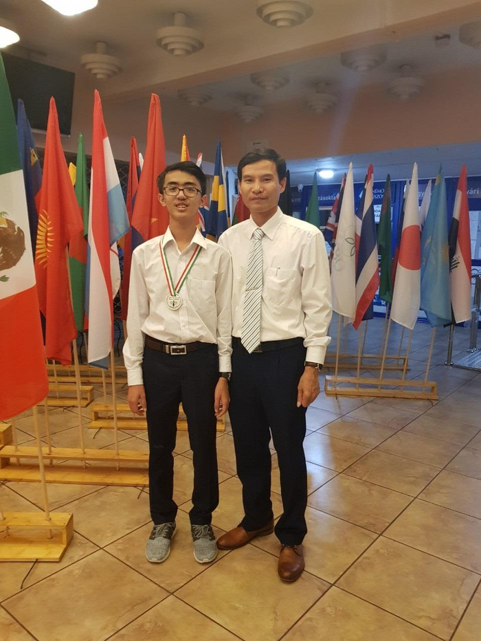 Hai thầy trò ở lễ trao giải kỳ thi Olympic Sinh học quốc tế năm 2019 được tổ chức tại thành phố Szeged, Hungary (Ảnh nhà trường cung cấp). Hai thầy trò ở lễ trao giải kỳ thi Olympic Sinh học quốc tế năm 2019 được tổ chức tại thành phố Szeged, Hungary (Ảnh nhà trường cung cấp).