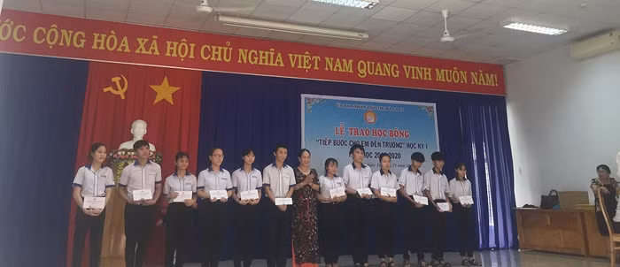 Học sinh, sinh viên nghèo được nhận học bổng tiếp bước đến trường (Ảnh CTV)