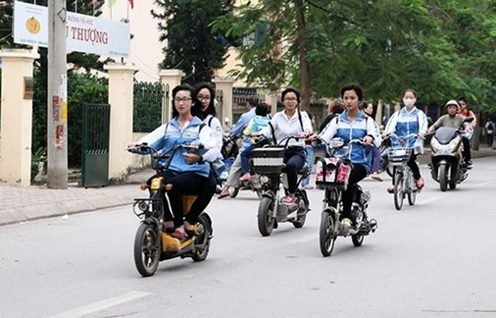 Nhiều trường không thu tiền giữ xe hàng tháng mà thu theo ngày để lách quy định trong Thông tư 55 (ảnh minh họa - nguồn Infornet). Nhiều trường không thu tiền giữ xe hàng tháng mà thu theo ngày để lách quy định trong Thông tư 55 (ảnh minh họa - nguồn Infornet).