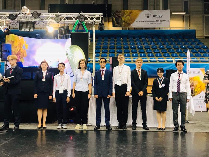 Hoàng Minh Trung (thứ 2 từ trái sang) nhận huy chương bạc kỳ thi Olympic Sinh học quốc tế năm 2019 được tổ chức tại thành phố Szeged, Hungary. (Ảnh nhà trường cung cấp) Hoàng Minh Trung (thứ 2 từ trái sang) nhận huy chương bạc kỳ thi Olympic Sinh học quốc tế năm 2019 được tổ chức tại thành phố Szeged, Hungary. (Ảnh nhà trường cung cấp)