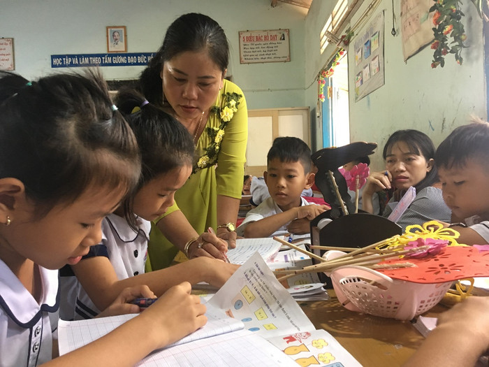 Giáo viên đang nghiệm thu sản phẩm của học sinh ở các nhóm (Tiết học theo mục tiêu phát triển năng lực của học sinh tại Trường Tiểu học Tân Bình thị xã La Gi tỉnh Bình Thuận. Ảnh Phan Tuyết) Giáo viên đang nghiệm thu sản phẩm của học sinh ở các nhóm (Tiết học theo mục tiêu phát triển năng lực của học sinh tại Trường Tiểu học Tân Bình thị xã La Gi tỉnh Bình Thuận. Ảnh Phan Tuyết)