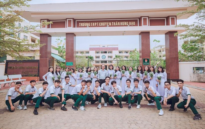 Lớp 12 chuyên Hóa Trường Trung học phổ thông Trần Hưng Đạo, tỉnh Bình Thuận. Em Lê Tuấn Tú đứng thư 7 từ phải qua (Ảnh nhân vật cung cấp). Lớp 12 chuyên Hóa Trường Trung học phổ thông Trần Hưng Đạo, tỉnh Bình Thuận. Em Lê Tuấn Tú đứng thư 7 từ phải qua (Ảnh nhân vật cung cấp).