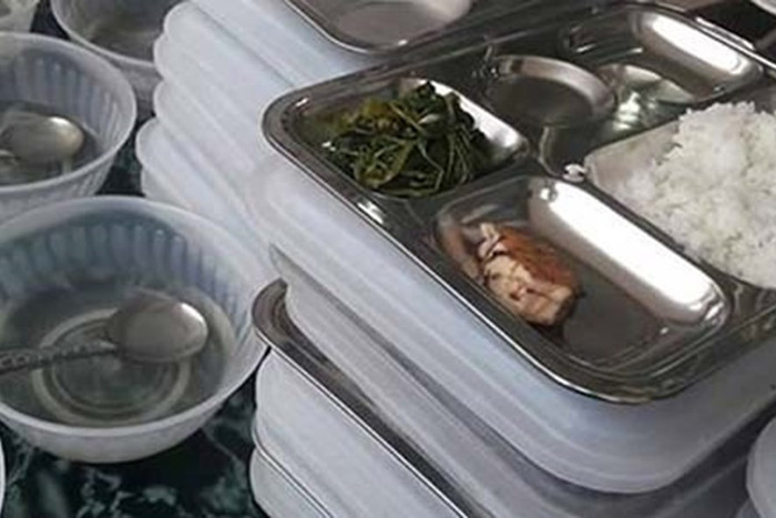 Bữa ăn trưa 4/10 của học sinh trường Tiểu học Điện Biên 2. Ảnh: T.C. (Báo Lao động) Bữa ăn trưa 4/10 của học sinh trường Tiểu học Điện Biên 2. Ảnh: T.C. (Báo Lao động)