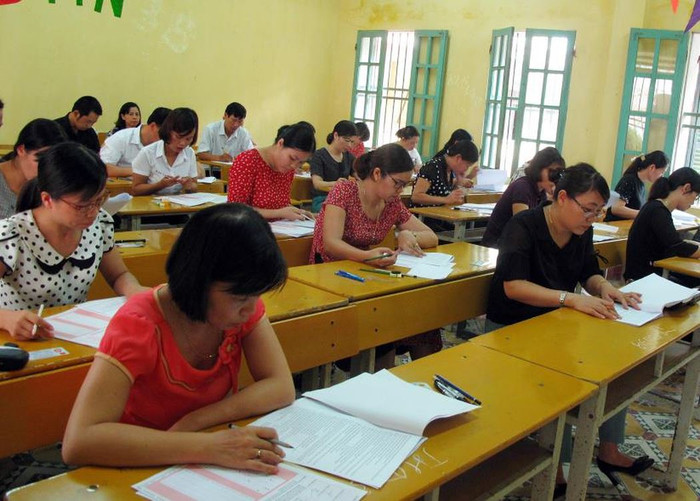 Các giáo viên làm bài thi sát hạch (Ảnh minh họa Lã Tiến) Các giáo viên làm bài thi sát hạch (Ảnh minh họa Lã Tiến)