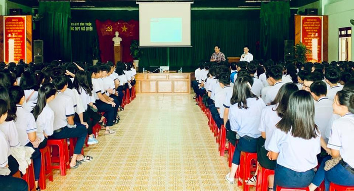 Hơn 500 học sinh khối 11 và 12 trong buổi giao lưu với Giáo sư Kim Doo Chul (Ảnh nhà trường cung cấp). Hơn 500 học sinh khối 11 và 12 trong buổi giao lưu với Giáo sư Kim Doo Chul (Ảnh nhà trường cung cấp).