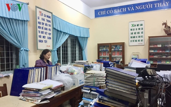 Áp lực hồ sơ sổ sách đè nặng giáo viên (Ảnh minh họa VOV) Áp lực hồ sơ sổ sách đè nặng giáo viên (Ảnh minh họa VOV)
