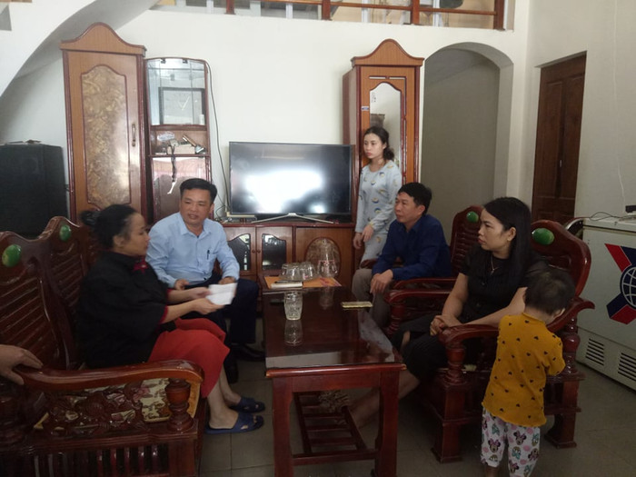 Lãnh đạo Phòng Giáo dục Kỳ Sơn thăm và tặng quà giáo viên bị bệnh hiểm nghèo (Ảnh CTV) Lãnh đạo Phòng Giáo dục Kỳ Sơn thăm và tặng quà giáo viên bị bệnh hiểm nghèo (Ảnh CTV)